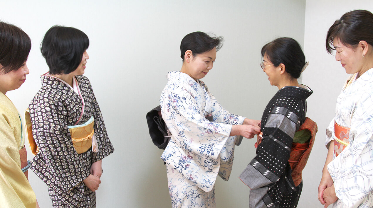 着付けを楽しむ女性たち
